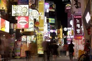 Leuchtreklamen in einer belebten Straße von Seoul Leuchtreklamen in einer belebten Straße von Seoul