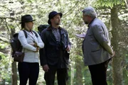 Kommissar Stadler (Dieter Fischer, r.) befragt den Waldbesitzer Rupert von Haselbach (Stefan Voglhuber, M.) und dessen Verlobte Heidrun von dem Weiher (Ines Hollinger, l.) zum aktuellen Mordfall.