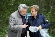 Kommissar Stadler (Dieter Fischer, l.) und Polizeihauptmeister Mohr (Max Müller, r.) haben keinen Zweifel: Bei dem im Wald gefundenen Spaten könnte es sich um die Tatwaffe handeln.