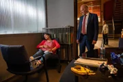 Was ist denn hier los? Bei dem Anblick der schlafenden Lea Gomez (Jasmin Gassmann) ist sogar Kriminaldirektor Michael Kaiser (Karl Kranzkowski) ausnahmsweise sprachlos. Im Mordfall an einer Radiomoderatorin hat sich die Kriminalkommissarin die ganze Nacht Audioaufnahmen angehört, die diese für einen True-Crime-Podcast gesammelt hat. Darum geht es um einen ungelösten Vermisstenfall, der womöglich mit der Tat in Verbindung stehen könnte.
