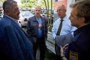 Polizeidirektor Achtziger (Alexander Duda, 2.v.r.), Kommissar Hofer (Joseph Hannesschläger, l.) und Polizeihauptmeister Mohr (Max Müller, r.) befragen den Vorarbeiter des Schrottplatzes, Roman Aubinger (Andreas Schwaiger, 2.v.l.), zu seinem Alibi.