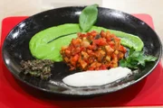 Ratatouille mit Erbsenpüree und Petersilien-Tapenade von Angela Schuett