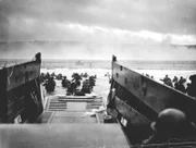 Ein LCVP (Landing Craft, Vehicle, Personnel) der von der US-Küstenwache bemannten USS Samuel Chase geht am Morgen des 6. Juni 1944 an Land.   +++