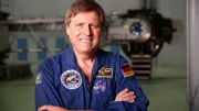 Bildunterschrift: Prof. Dr. Ulrich Walter vor der Zentrifuge des Flugmedizinischen Instituts der Bundeswehr in Königsbrück.
