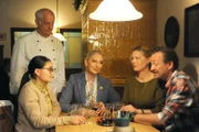 Im Brunnerwirt trifft Barbara auch auf Lien und Joseph. Von links: Lien (Nui Nguyen), Joseph (Michael Vogtmann), Barbara (Désirée Nick), Vera (Sybille Waury), Gregor (Holger Matthias Wilhelm).