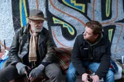 Der obdachlose Gerd (Gerd Silberbauer, l.) erzählt Lennard (Junis Marlon, r.) von seinem Leben.