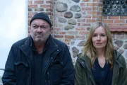 Die Kommissare Otto (Florian Martens, l.) und Linett (Stefanie Stappenbeck, r.) beobachten die Beerdigung von Bernhard Paulsen.