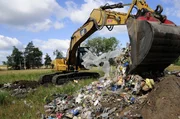 In der Deponie Altbensdorf wurde illegal Müll entsorgt. Bei Kontrollen wurde unter einer dünnen Erdschicht unerlaubt abgeladener Plastikmüll entdeckt.
