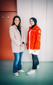 v.li.: Lisa Gadenstätter und Rotkreuz Koordinatorin Selda Özcan.