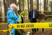 Eine Mordserie in einer Gruppe von so genannten Preppern, die sich hobbymäßig auf eine mögliche Apokalypse vorbereiten, beschäftigt DCI John Barnaby (Neil Dudgeon, M.), seinen Assistenten DS Jamie Winter (Nick Hendrix, r.) und Rechtsmedizinerin Fleur Perkins (Annette Badland, l.).