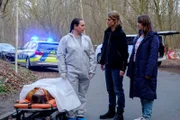Die beiden Kommissarinnen Luna Kunath (Caroline Erikson, r.) und Tamara Meurer (Anja Pahl, M.) treffen am Tatort ein. Spusi Jutta Specht (Gabriele Völsch, l.) hat keine guten Nachrichten. Das Opfer wurde überfahren. Die Täter haben Fahrerflucht begangen.