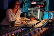 Kurz nach Mitternacht endet in dem Stuttgarter Radiosender Brezel FM nicht nur die Abendsendung, sondern auch das Leben der Moderatorin Laura Meissner (Sonja Hurani). Kurz nach ihrer Abmoderation wird sie in der Sprecherkabine Opfer einer Gewalttat. Die Stuttgarter Ermittler finden heraus, dass Laura Meissner an einem True-Crime-Podcast zu einem ungelösten Vermisstenfall gearbeitet hatte und vermuten, dass die beiden Fälle im Zusammenhang stehen könnten.