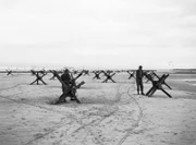 D-Day am 6. Juni 1944: Die britische 2. Armee bereiten sich darauf vor, zwei der vielen Strandhindernisse zu zerstören, die den Vormarsch einer Invasionsarmee behindern sollen  +++
