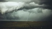 Stürme wie Hurrikans, Taifune und Zyklone bilden sich über Wasser, beziehen ihre Energie also von warmen Meeresoberflächen.