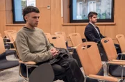 Jon (Iván Pellicer, li.) und Aitor (Miguel Bernardeau, re.) nehmen an der Gerichtsverhandlung ihrer Eltern teil und hören den einzelnen Zeugenaussagen zu.