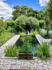 „The Lost Gardens of Heligan“ ist eine Gartenanlagen Englands in Cornwall, die weltweite Berühmtheit genießt. Ihre Geschichte geht zurück bis ins 12. Jahrhundert. „Lost“, also verloren, waren diese Gärten sehr lange Zeit, bis sie Anfang der 1990er-Jahre wieder aus dem Dornröschenschlaf geküsst wurden. Tim Smit, ein Musikproduzent mit niederländischen Wurzeln, gestaltete weitläufige Anlage neu. Bekannt ist Heligan vor allem für die erfolgreiche Kultivierung von Ananas-Pflanzen mit einer speziellen Methode aus Pferdemist.