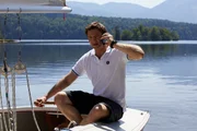 Statt zum Tatort zu fahren, muss Kommissar Hansen (Igor Jeftic) mit seinem Segelboot erst mal an Land kommen.