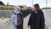 Korrespondentin Isabella Purkart mit Widia aus Indonesien, die in einer japanischen Fabrik arbeitet und besonders die Sicherheit im Land schätzt.