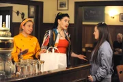 Maja versucht, bei einem Gespräch im Brunnerwirt Tina von ihrem Einzug in die WG zu überzeugen. Von links: Sarah (Sophie Reiml), Tina (Anita Eichhorn), Maja (Godiva Adela).