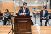 Aitor (Miguel Bernardeau, Mi.) schildert seine Sicht der Dinge, während sein Vater Íñigo (Pedro Casablanc, re.), seine Mutter Miren (Nagore Aranburu, li.) und sein Bruder Jon (Iván Pellicer, 2.v.r.) zuhören.