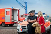 Claudia (Janette Rauch, l.) und Tarik (Serhat Cokgezen, M.) befragen Katja Sörensen (Brigitte Zeh, r.), die mit ihrem Freund Opfer eines Überfalls wurde.