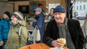 Kommissar Jan-Hinrich Reuter (Udo Kroschwald, r.) genießt das Spektakel der Marktschreier - bis der Verkäufer Wurst-Micha röchelnd an seinem Stand zusammenbricht.