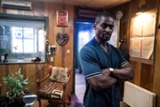 Monsieur Tioté (Réginal Kudiwu) ist weitaus mehr als nur der lokale Taxiunternehmer - er verdingt sich auch als Vermittler in der Unterwelt. Niamh Cassidys Bitte, Elliot aus den Fängen der McDonnells zu befreien, lehnt er jedoch ab.