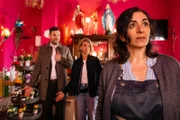 Die Kommissare Jonas Fischer (Lukas Piloty, l.) und Vanessa Haas (Kerstin Landsmann, M.) befragen die Floristin Basma Freis (Ilknur Boyraz, r.).