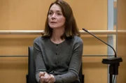 Miren Torres (Nagore Aranburu) sagt vor Gericht aus. Sie berichtet von sexuellen Übergriffen in ihrer Ehe.