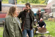 Elliot (Jamie Dornan, 2.v.l.) und Helen (Danielle Macdonald, l.) sehen nur einen Weg weiteres Blutvergießen zu verhindern: Sie wollen Frank McDonnell das zurückgeben, was Niamh ihm einst gestohlen hat. Werden Tomasz (Raresh DiMofte, l.) und die anderen Cassidy-Anhänger (Komparsen) das zulassen?