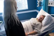 Niamh Cassidy (Olwen Fouéré, l.) und ihre Fast-Schwiegertochter Helen Chambers (Danielle Macdonald, r.) haben im Krankenzimmer eine ziemlich unbefriedigende Unterhaltung.