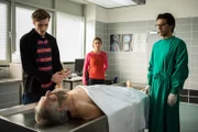 Leander Steinacher (Lukas T. Sperber, l.) mit Toni Bischoff (Amanda da Gloria, m.) und Dr. Weissenböck (Florian Odendahl, r.) bei seinem toten Vater.
