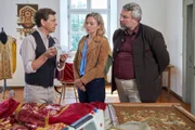 Herbert Franke (Andreas Nickl, l.), der Ehemann des Opfers, übergibt den Kommissaren Winter (Vanessa Eckart) und Stadler (Dieter Fischer, r.) ein Stück Papier, welches er in einem Priestergewand eingenäht gefunden hat. Kann es möglicherweise zur Lösung des Mordfalls beitragen?