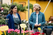 Kommissarin Vanessa Haas (Kerstin Landsmann, r.) befragt Basma Freis (Ilknur Boyraz, l.), da dem Opfer Blumenkränze mit Drohungen geschickt wurden.