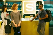 Michelle (Franziska Benz, l.) glaubt, dass Moritz (Tijan Njie) nur mit ihr gespielt hat und geht deswegen auf Distanz (2.v.l. Madlen Kaniuth als Brigitte).
