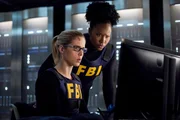 Felicity Smoak (Emily Bett Rickards, l.) und Samanda Watson (Sydelle Noel) Felicity Smoak (Emily Bett Rickards, l.) und Samanda Watson (Sydelle Noel)