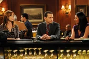 Bridget (Judy Greer, l.); Alan (Jon Cryer, Mitte)