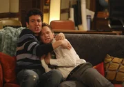 Als Robin von Don gefragt wird, ob sie zu ihm ziehen will, hält Robin es für an der Zeit, dass Ted (Josh Radnor, l.) und Barney (Neil Patrick Harris, r.) endlich ihren neuen Freund kennenlernen. Bei einem Treffen erfährt Don, dass Barney vor ihm mit Robin zusammen war, womit er ein Problem hat ...