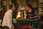 Barney (Neil Patrick Harris, l.) und Ted (Josh Radnor, r.) streiten sich um Robin wie zwei kleine Jungs um ein Spielzeug, das sie unbedingt haben wollen, weil es jetzt ein anderer hat ...