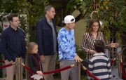 (v.l.n.r.) Will Cooper (Taran Killam); Sophie Cooper (Marlow Barkley); Douglas Fogerty (Brad Garrett); Miggy Park (Jake Choi); Angie D'Amato (Leighton Meester, oben); Graham D'Amato (Tyler Wladis, unten)