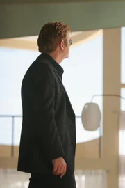 In einem leerstehenden Haus wird der tote Stadtratsabgeordnete Bridges gefunden. Lt. Horatio Caine (David Caruso) und sein Team übernehmen den Fall.