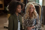 Lola (Indeyarna Donaldson-Holness, l.); Emma Bunton (Emma Bunton, r.)