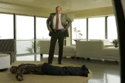 Als Nick Townsend (Rob Estes, liegend) ermordet in seinem Haus aufgefunden wird, gerät Natalia unter Verdacht, ihren Exmann ermordet zu haben. Det. Frank Tripp (Rex Linn) übernimmt den Fall.