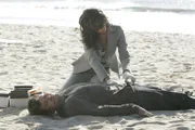 Eine Leiche am Strand ruft Dr. Alexx Woods (Khandi Alexander, r.) und ihr Team auf den Plan ...