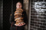 Brot & Stulle Queller-Brot von der Juister Inselbäckerin Die 24-jährige Bäcker-und Konditormeisterin Jessika Remmers übernimmt den Betrieb ihrer Eltern.