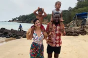 Hin und weg Schweizer Liebesgeschichten aus aller Welt Staffel 8 Folge 5 Die Thurgauerin Noemi und der Senegalese Serge mit den Kindern am Strand von Dakar