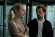 Anastasia (Luise Emilie Tschersich) ist sauer, weil Bruno und Torsten Kaiser ihren Freund Antek (Anselm Bresgott, r.) wie einen Verdächtigen behandeln.