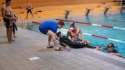 Frederik (Juls Luis Serger, M.) erleidet beim Apnoetauchen einen Blackout. Sein Trainer (Max Claus, 2.v.l.) und seine Tauchkollegen (Komparsen) sind sofort zur Stelle, um Erste Hilfe zu leisten.