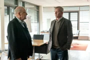 Wilsberg (Leonard Lansink, l.) empfiehlt seinem Auftraggeber, dem Fleischproduzenten Thomas Heitbrink (Michael Schiller, r.), sich mit seiner Tochter zu versöhnen. Dann gäbe es möglicherweise auch weniger geschäftsschädigende Gerüchte.