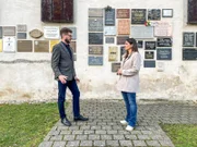 Der Historiker Florian Schwanninger erzählt Lisa Gadenstätter von den Aschefeldern, die sich bei Schloss Hartheim befinden.